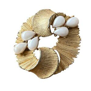 Vintage BSK gold-tone faux pearl wreath pin brooch.